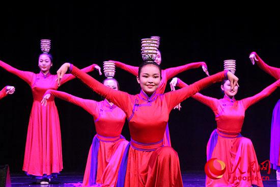 內(nèi)蒙古藝術(shù)學(xué)院舞蹈演員表演的群舞《祝?！防_(kāi)了“草原之聲”演出的帷幕。