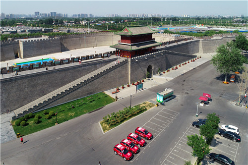 ”沿習(xí)之路“采訪車隊(duì)在正定縣古城南門下的免費(fèi)停車場。-河寧 攝(無人機(jī)航拍)_副本.jpg