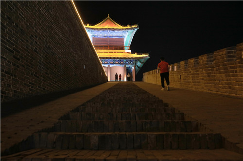 為了保護(hù)文物，消減火災(zāi)隱患，正定縣的旅游點(diǎn)，參觀者必須接受禁帶火種檢查。-河寧 攝.jpg